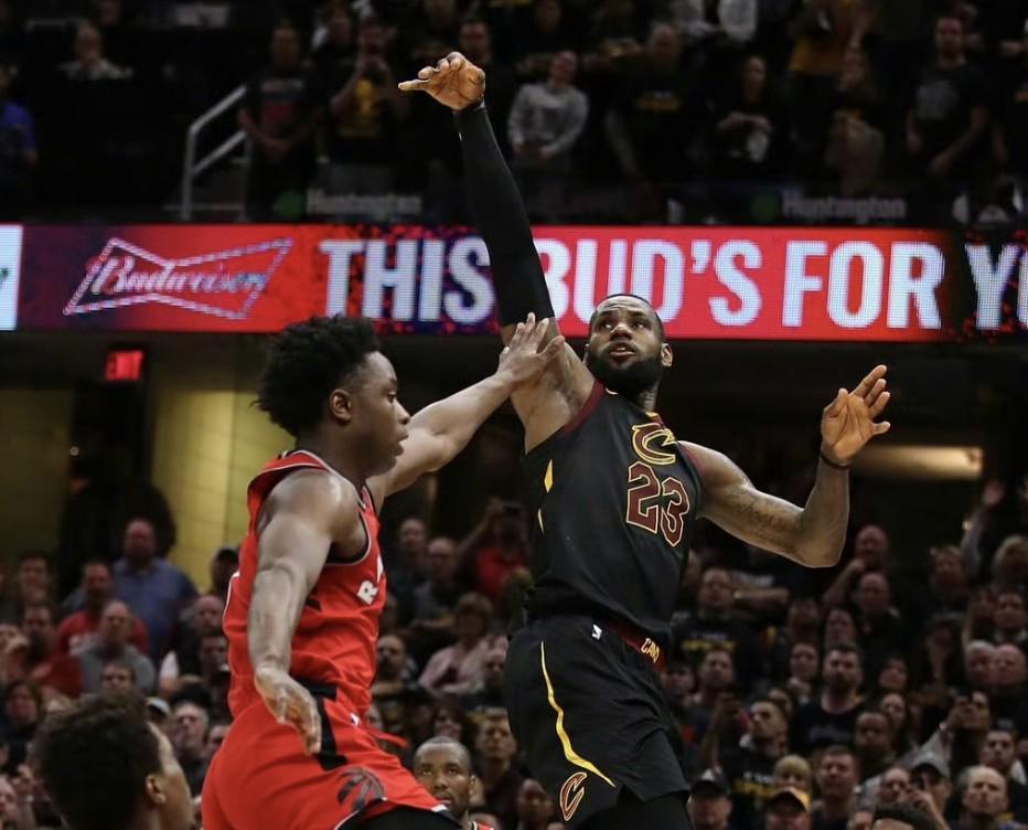 记者：联盟内部人士普遍认为，詹姆斯下赛季最有可能去骑士